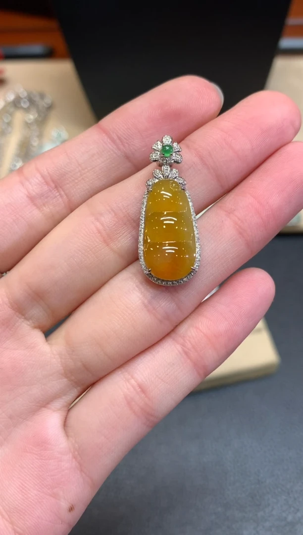 【闪购商品】翡翠颈饰18K金镶嵌福豆【无服务费】