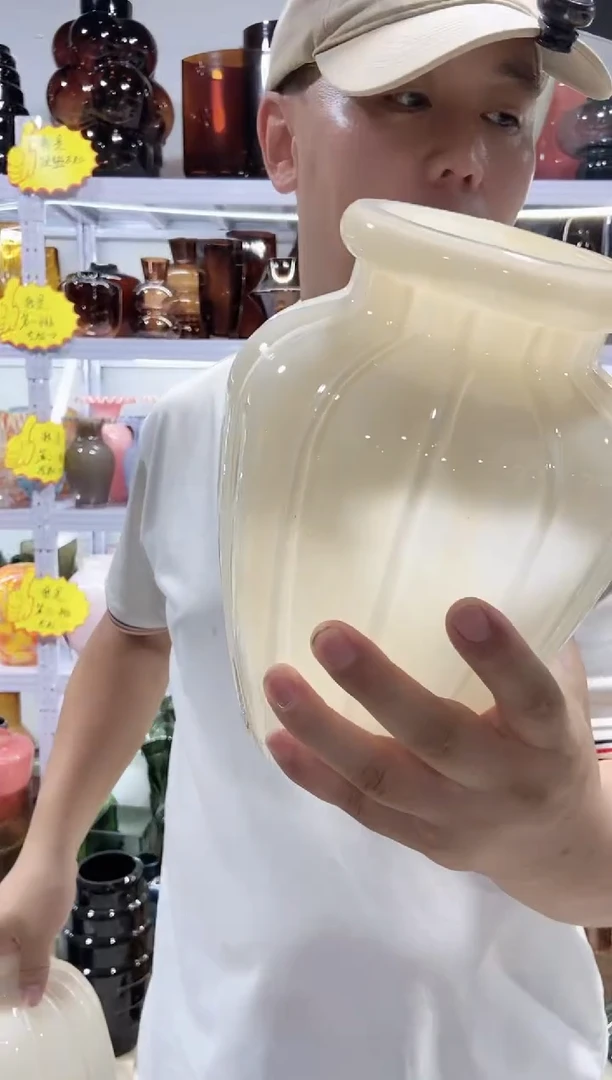 中号奶白色花瓶微瑕介意勿拍