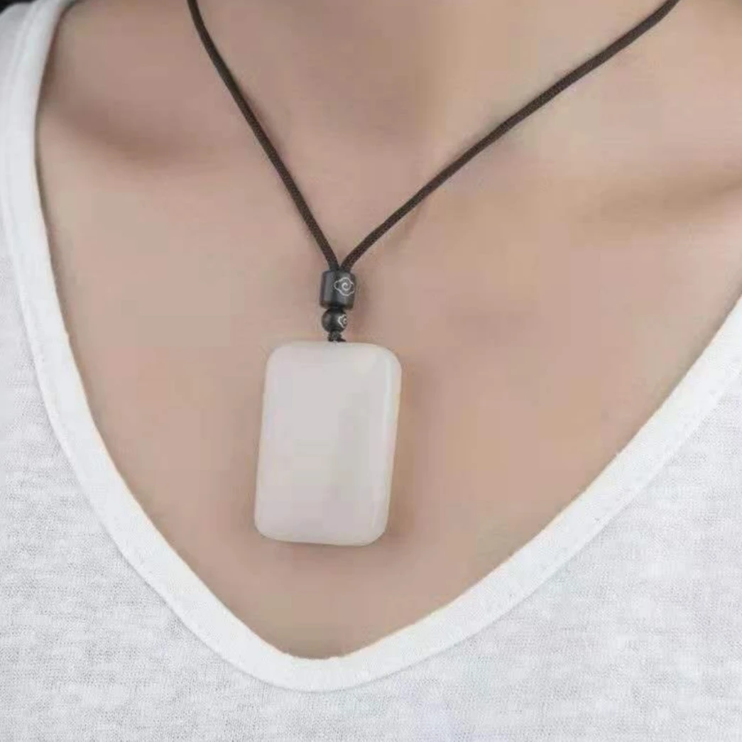 新疆和田玉于田面包无事牌吊坠