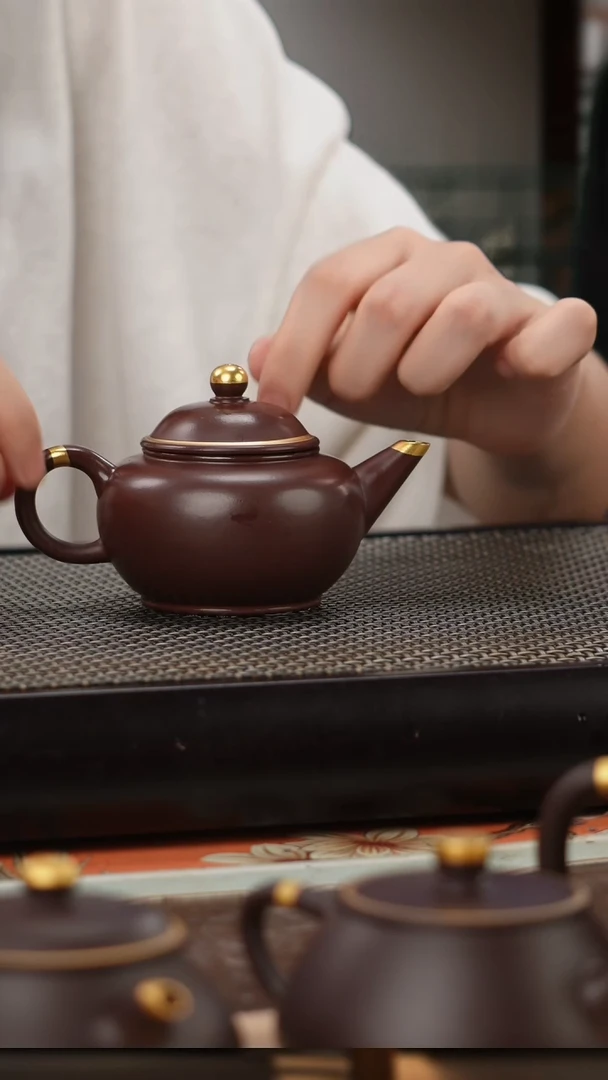 茶壶紫砂四号井茄皮紫泥描金水平150cc
