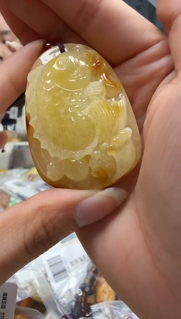 未镶嵌琥珀裸石如图