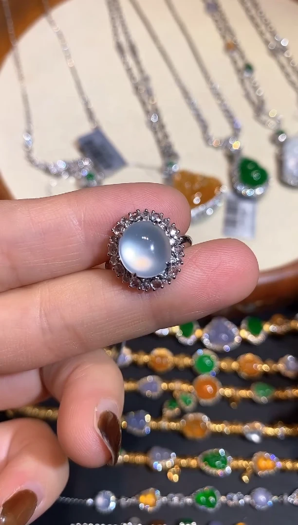 18K金镶嵌戒指翡翠戒指