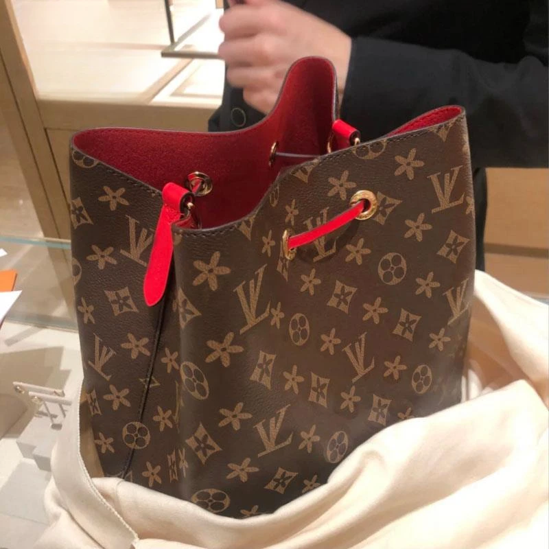 香港品牌2025新款轻奢老花百搭女包时尚单肩斜挎包流行抽带水桶包