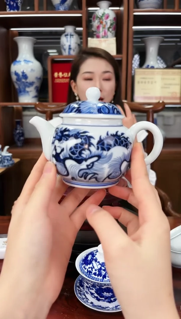 A18景德镇青花龙纹小茶壶1只