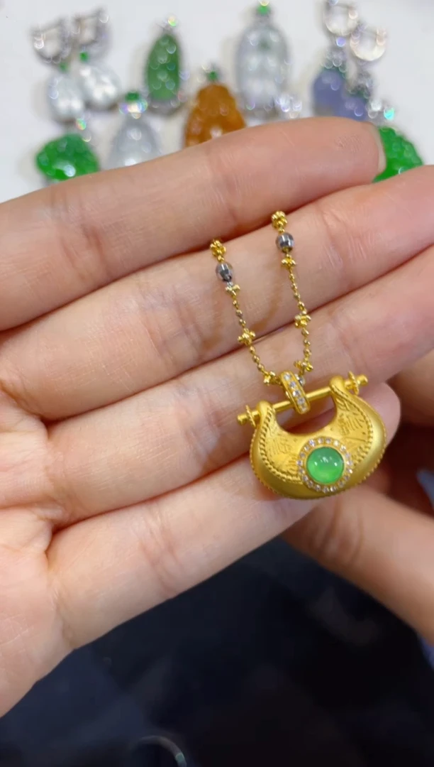 颈饰18K金镶嵌翡翠团购2