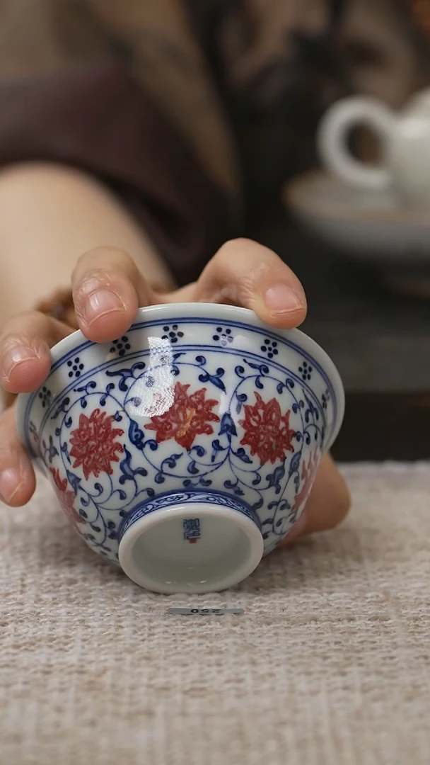 /319青花釉里红缠枝莲压手杯