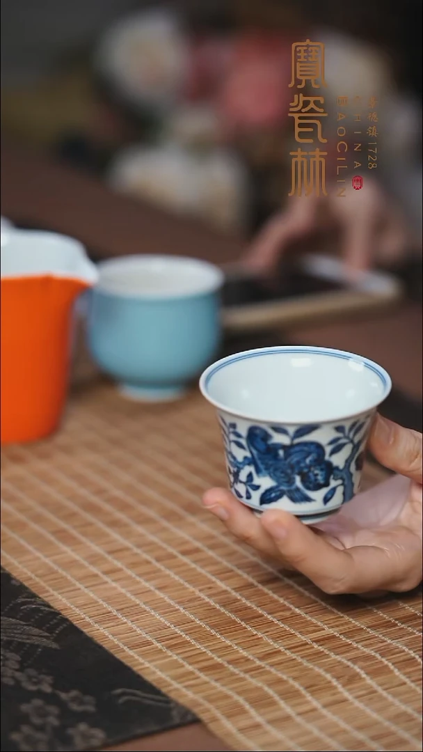 青花鹦鹉寿桃纹马蹄杯