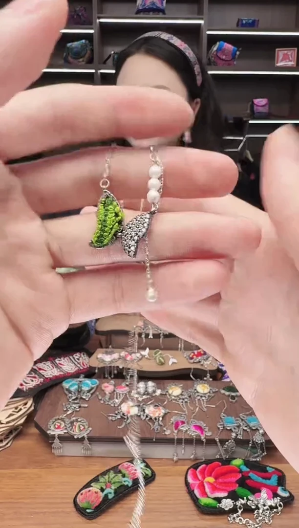 织绣83蒙阿苏苗绣传承店