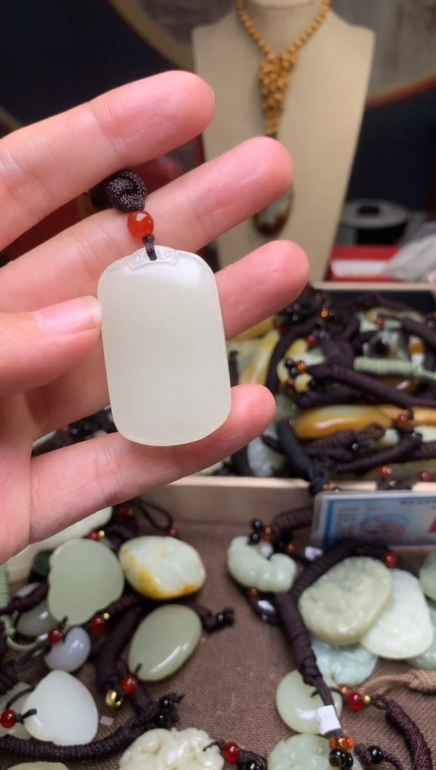 玉新疆料青海料清水吊坠