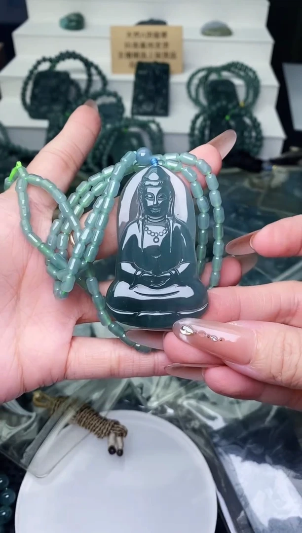 颈饰未镶嵌翡翠