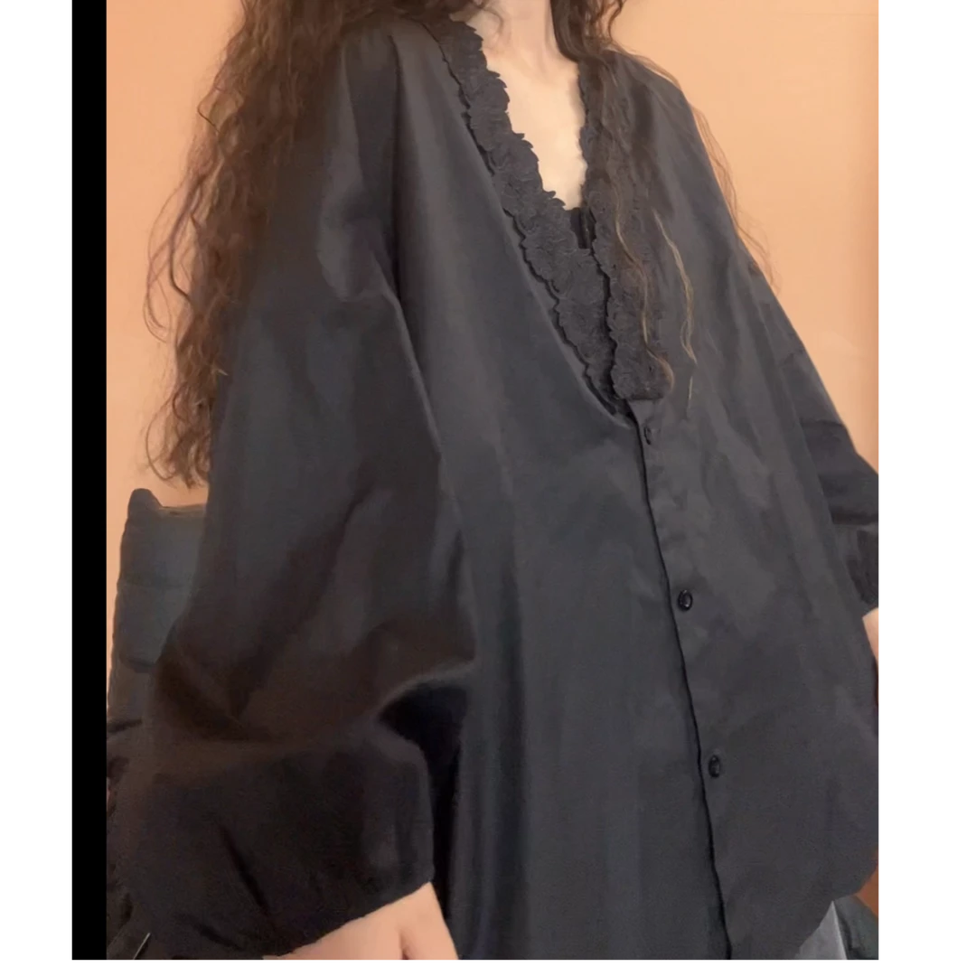 museguhui/木色古汇8009#蕾丝拼接领口纯色V领个性性感衬衣