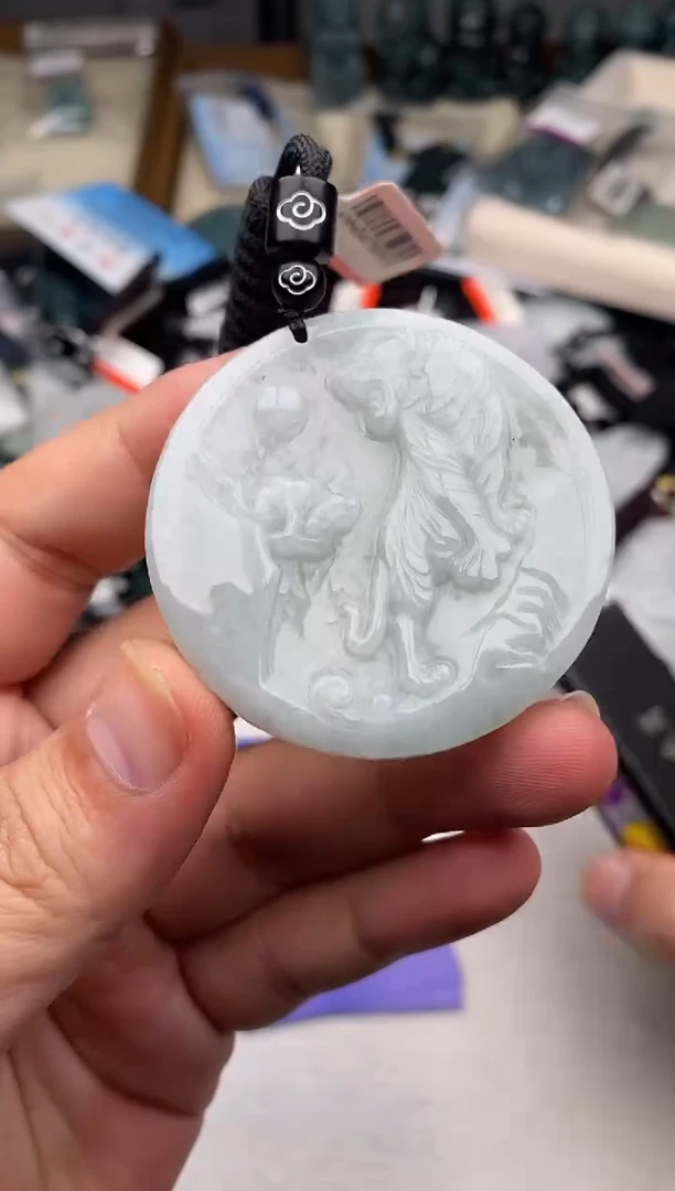 翡翠未镶嵌颈饰多样性发其一