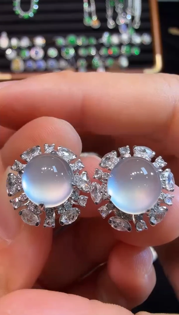 18K金镶嵌翡翠耳饰玻璃种起光蛋面耳包