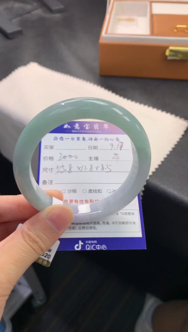 未镶嵌手镯翡翠退货需手镯吊牌标签完好