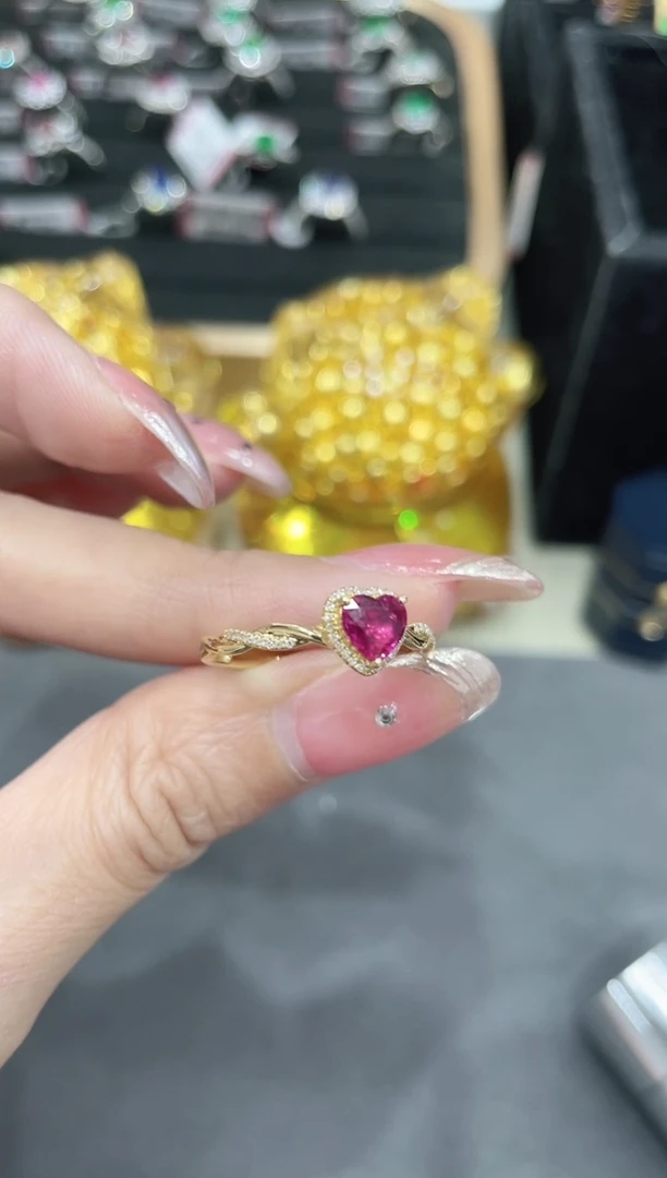 18K金镶嵌红宝石戒指