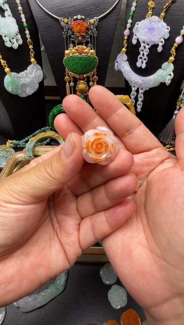 颈饰未镶嵌翡翠戒指