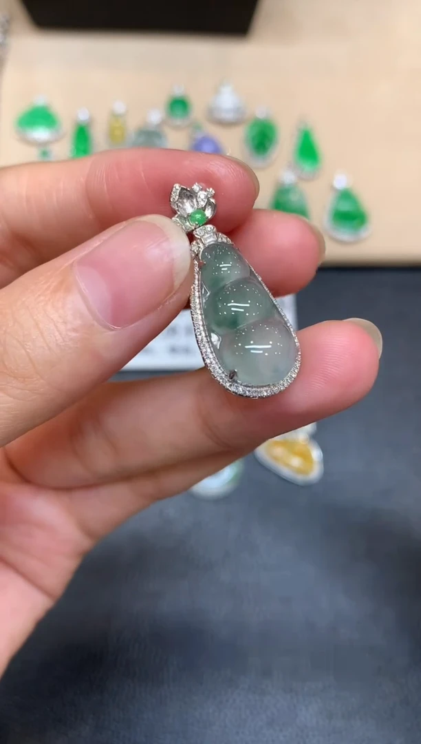 颈饰18K金镶嵌翡翠福豆【无服务费