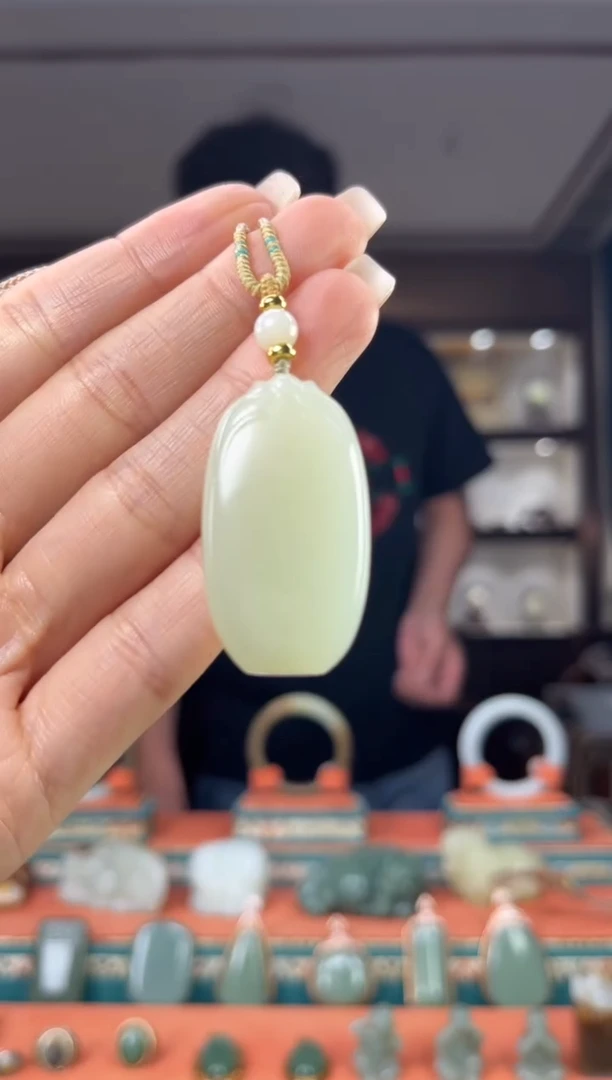 颈饰未镶嵌和田玉佩佩