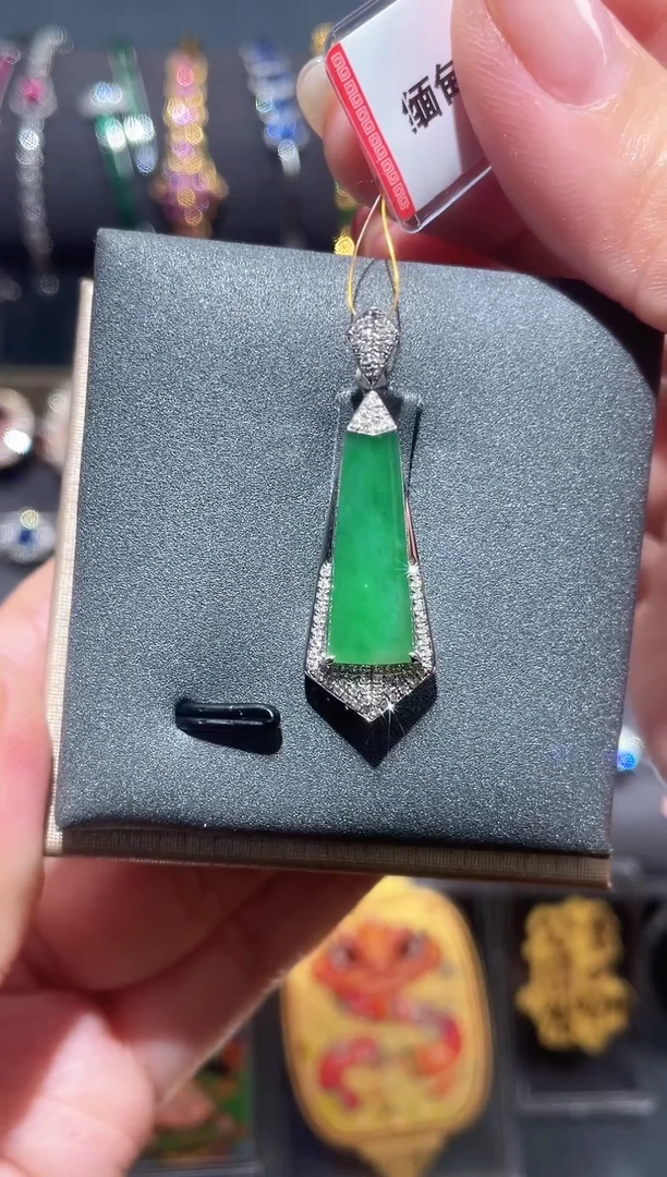 【闪购商品】翡翠吊坠(不含链)18K金镶嵌翡翠吊坠