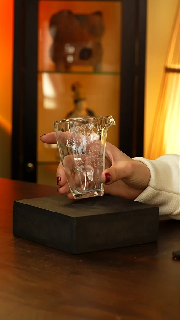 玻璃诗文随形公道杯.