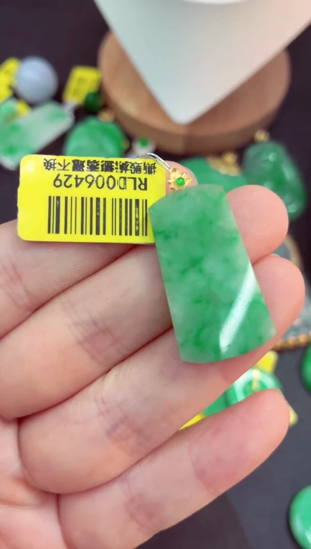 吊坠(不含链)18K金镶嵌翡翠挂件