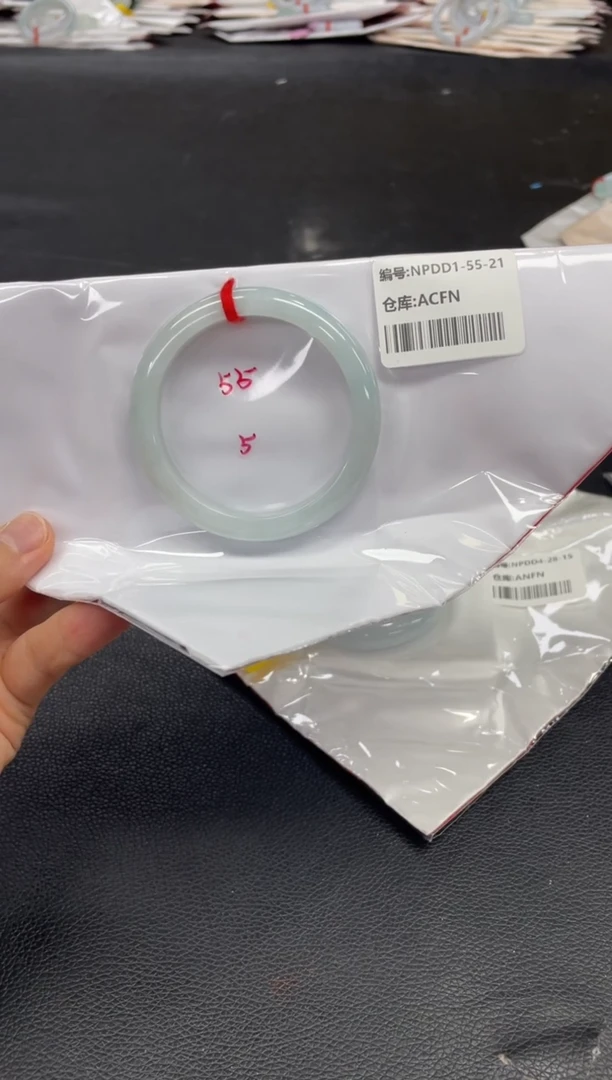 翡翠手镯未镶嵌翡翠手镯