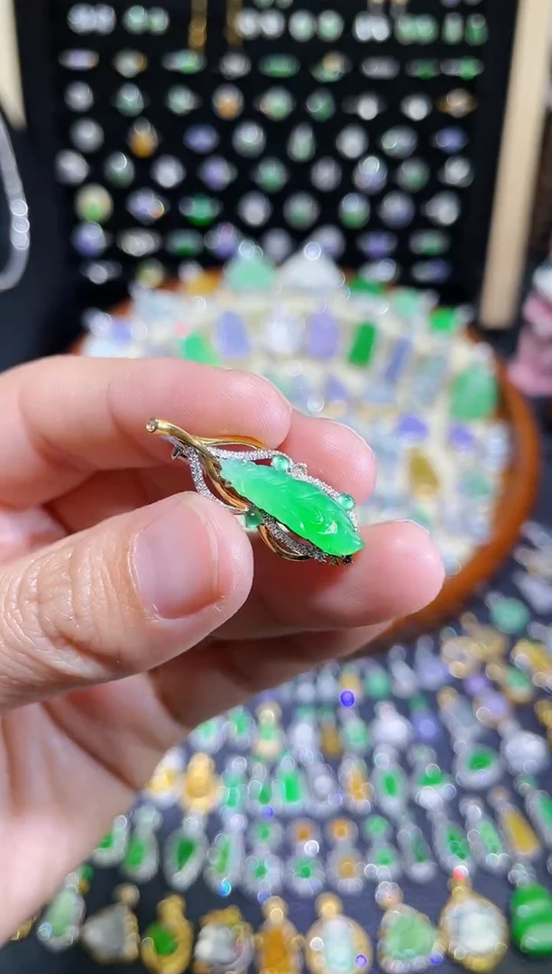 颈饰18K金镶嵌翡翠高冰胶满绿羽毛胸针吊坠两用