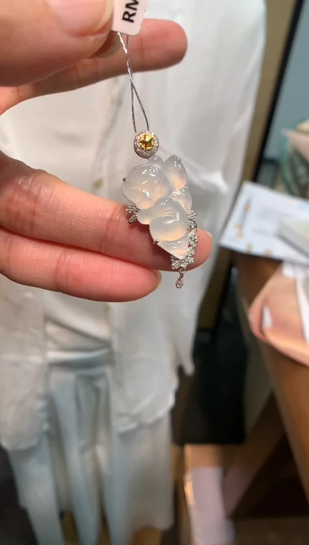 翡翠18K金镶嵌颈饰花件吊坠