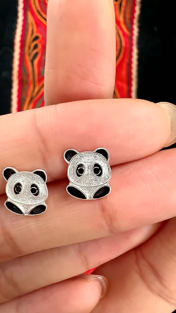 珐琅足银小熊猫耳钉