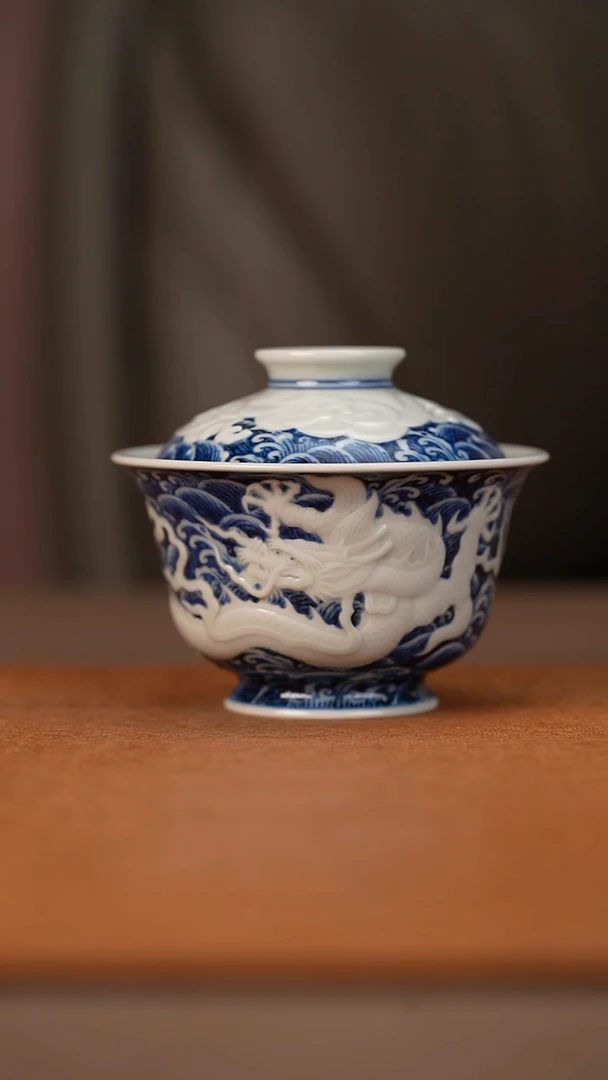 又见春风青花雕刻霸王龙盖碗