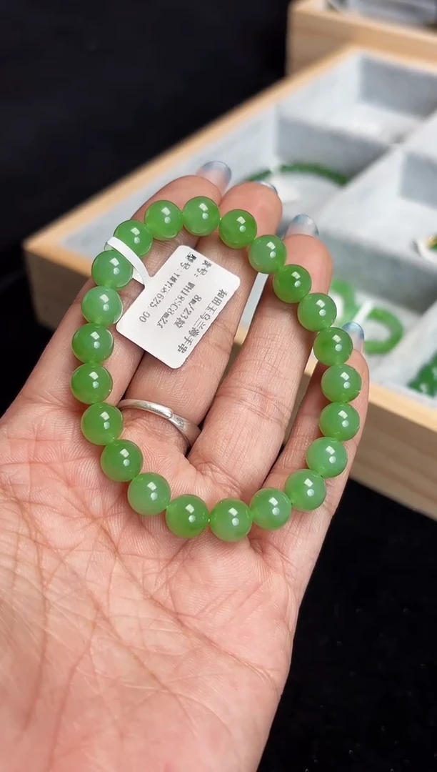 未镶嵌手串和田玉卡8乌兰海苹果绿圆珠 多样性发一