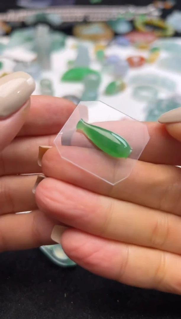 未镶嵌定制翡翠绿宝瓶7500+750-zgq178