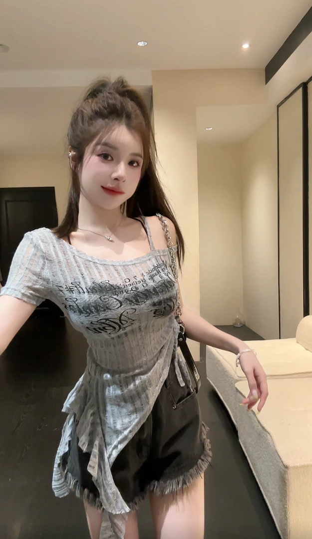 【HuiHui】字母圆领拼接休闲风短袖斜领T恤夏季褶皱辣妹（H8596)