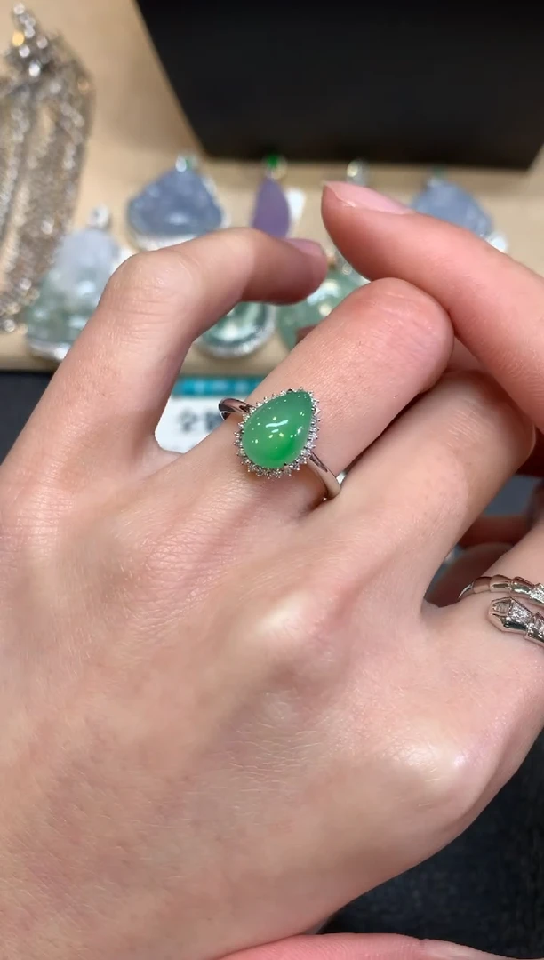 【闪购商品】翡翠戒指18K金镶嵌水滴【无服务费】