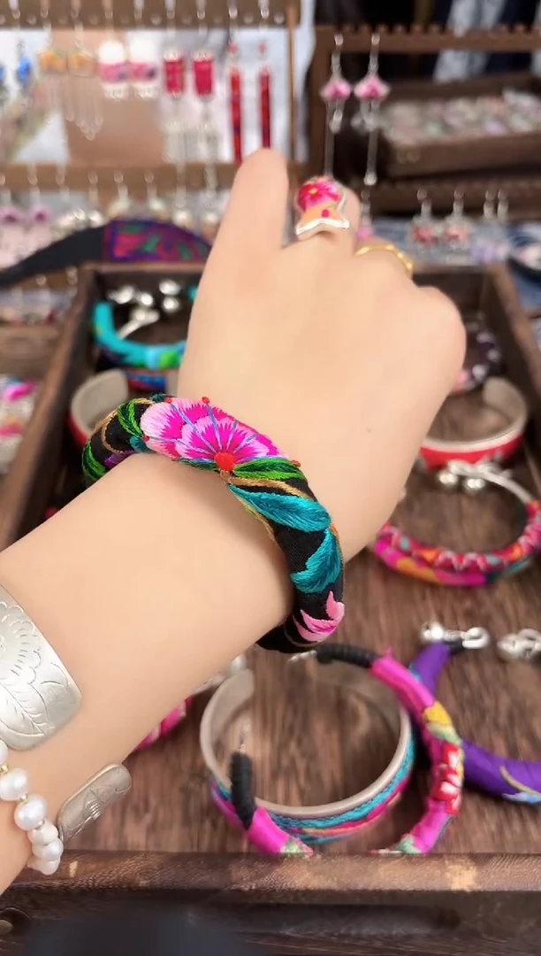 织绣民族风非遗老绣饰品343