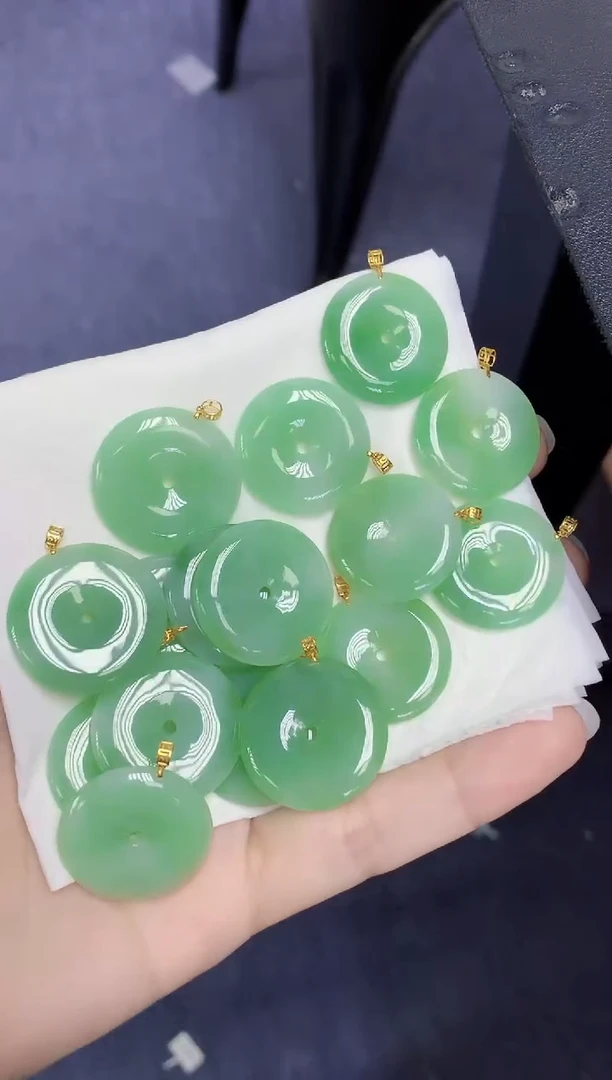 翡翠18K金镶嵌颈饰天然缅甸翡翠A货多样性发其一