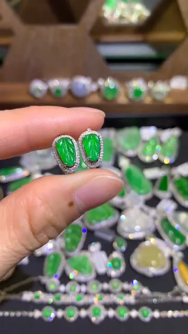 【闪购商品】翡翠吊坠(不含链)18K金镶嵌耳钉