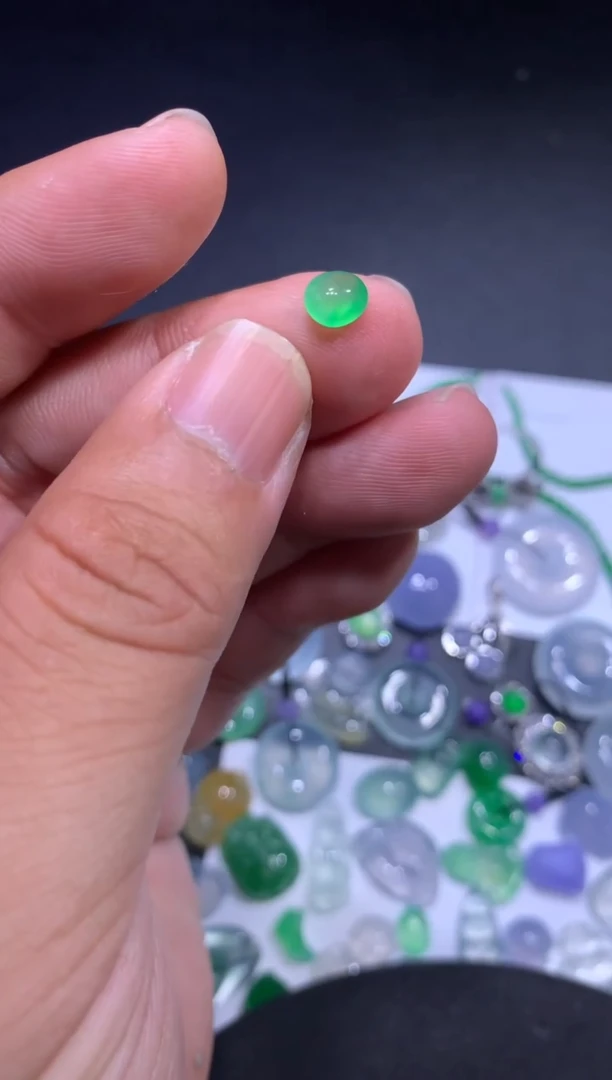 颈饰未镶嵌翡翠蛋面