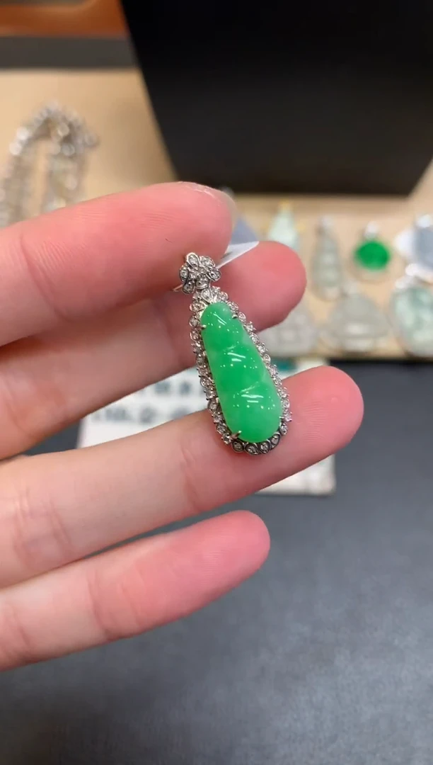 【闪购商品】翡翠颈饰18K金镶嵌福豆【无服务费】