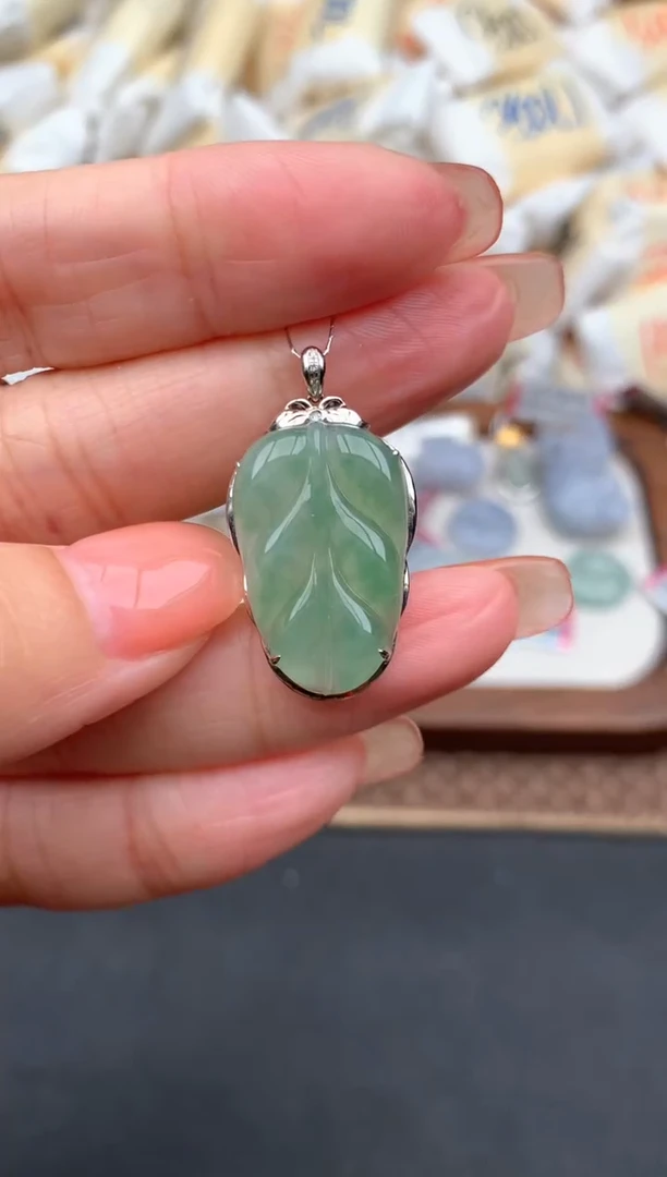 18K金镶嵌挂件翡翠一