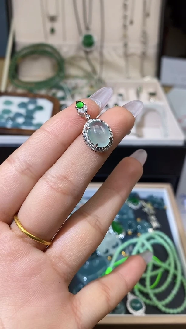 【闪购商品】翡翠吊坠(不含链)银S925镶嵌天然A货翡翠（多样性发一） 