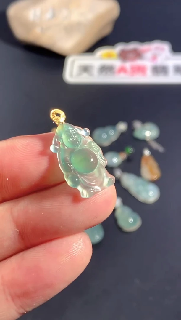 颈饰18K金镶嵌翡翠