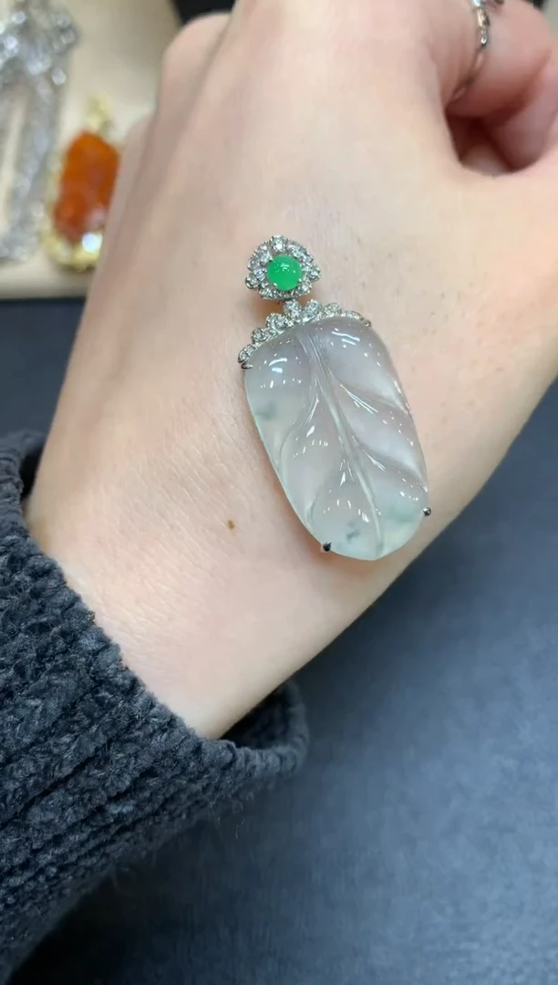 【闪购商品】翡翠颈饰18K金镶嵌叶子【无服务费】