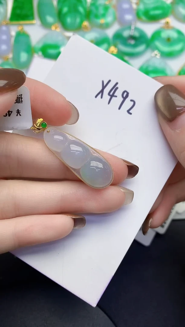 颈饰18K金镶嵌翡翠缅甸天然翡翠A货