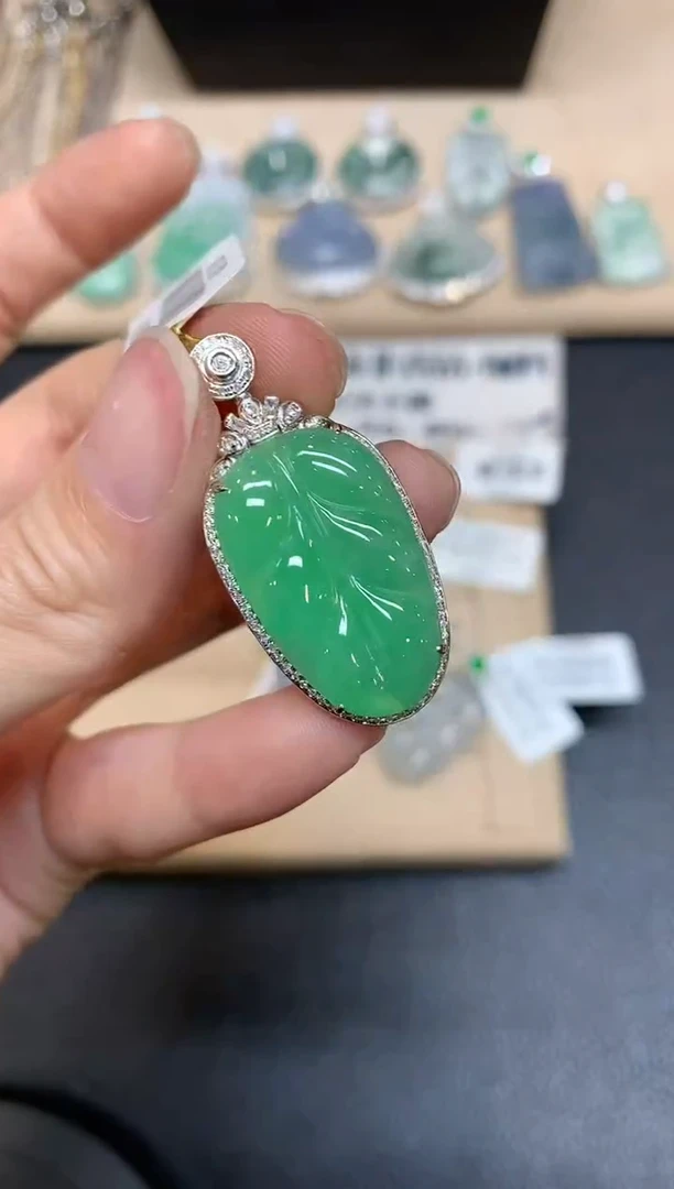 【闪购商品】翡翠颈饰18K金镶嵌树叶【无服务费