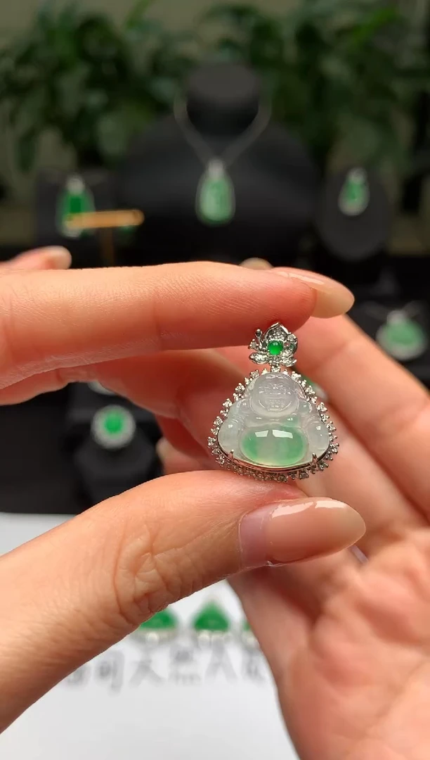 颈饰18K金镶嵌翡翠佛公