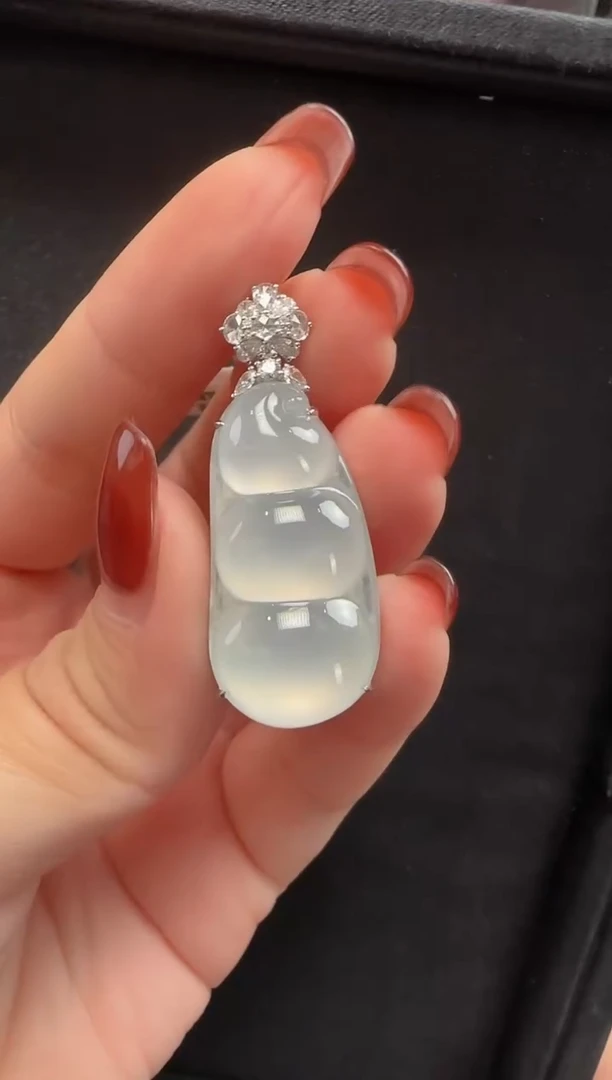 颈饰18K金镶嵌翡翠135豆子一个