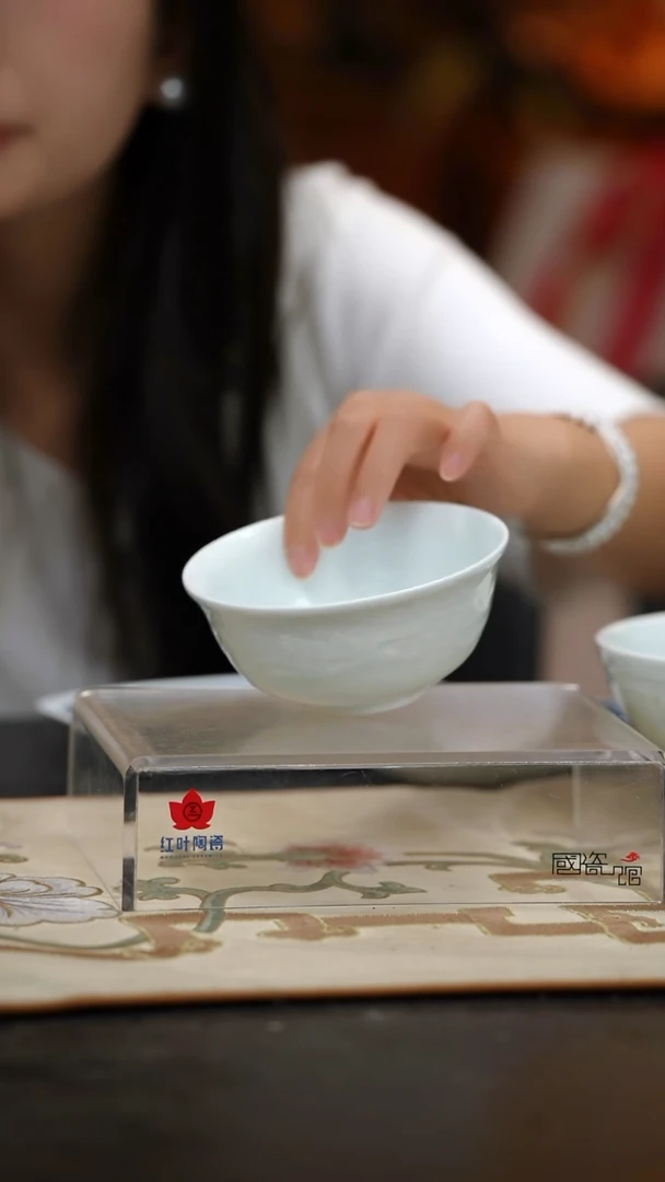2个正价5寸影青雕刻祥云翅碗
