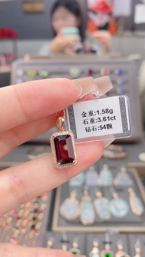 颈饰18K金镶嵌碧玺3.61