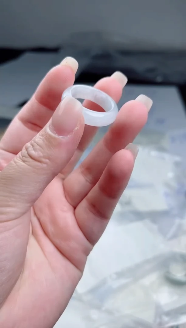 翡翠未镶嵌颈饰戒圈